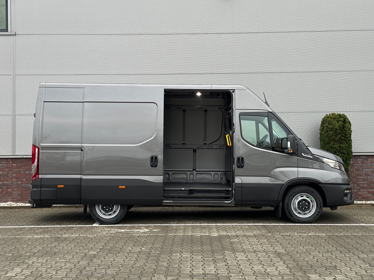 Iveco Daily NW MODEL | 35S18HA8 V L2H2 | 3.0 180PK | Grey met. | Navi | ECC | ACC | Gev. stoel | CAM | THK