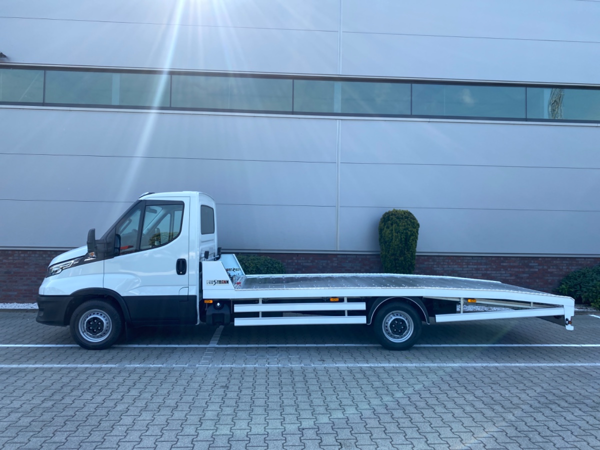 Iveco Daily 35S18 3.0L 180PK AUT | Oprijwagen | Geveerde stoel | 3,5t trekgw. | Adaptive CC | LED NAV ECC Adaptive CC | Faustmann opbouw