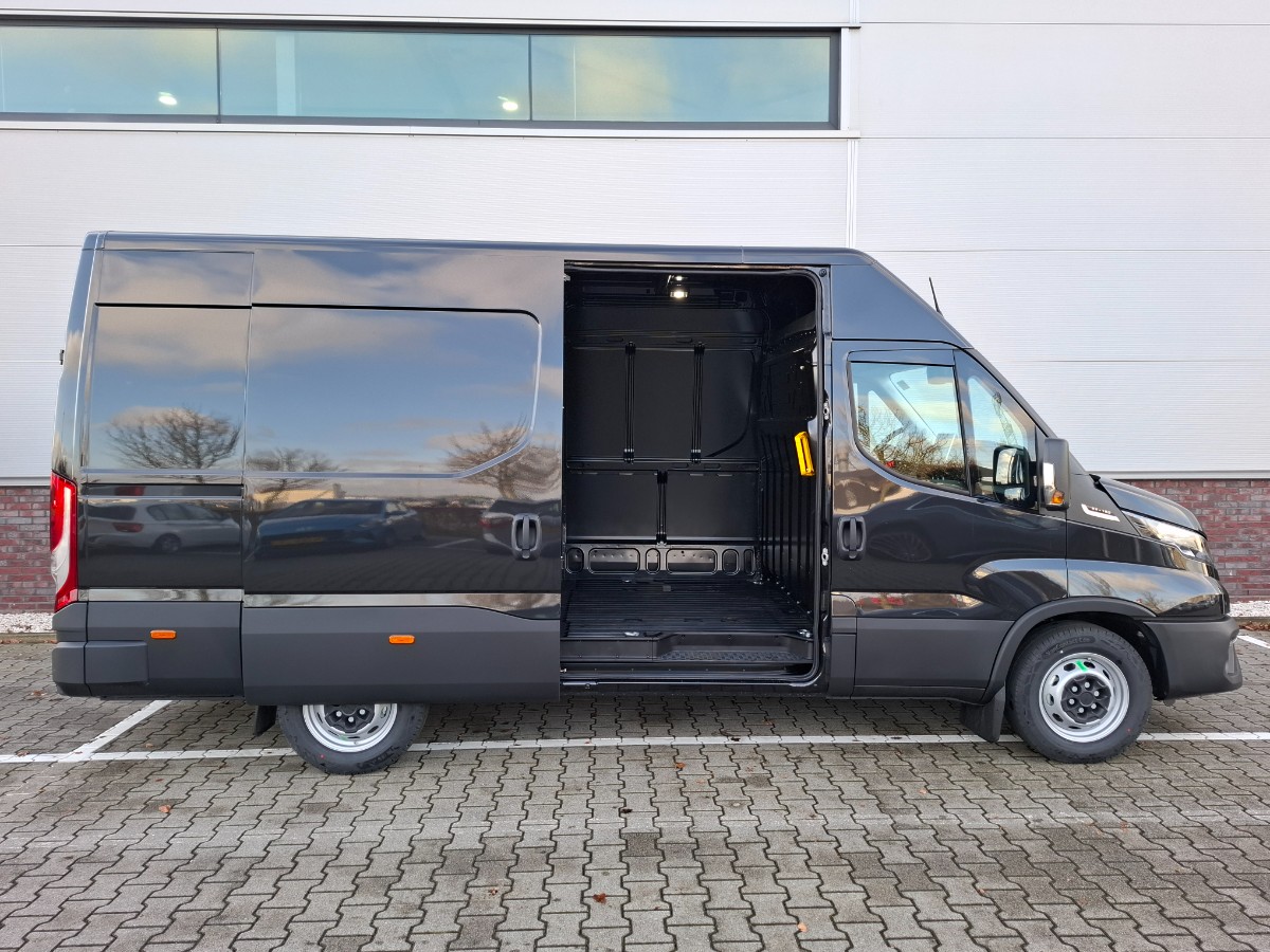 Iveco Daily NW MODEL 35S18HA8 V L2H2 | 3.0 180PK | Black met. | Navi | ECC | ACC | Gev. stoel | CAM | THK