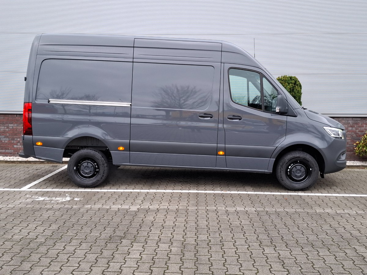 Mercedes-Benz Sprinter PRO 317 CDI RWD L2H2 AUT | LED | CAM | 93 ltr tank | Trekhaak | MBUX & Smartphone Pack | Graphite Grey