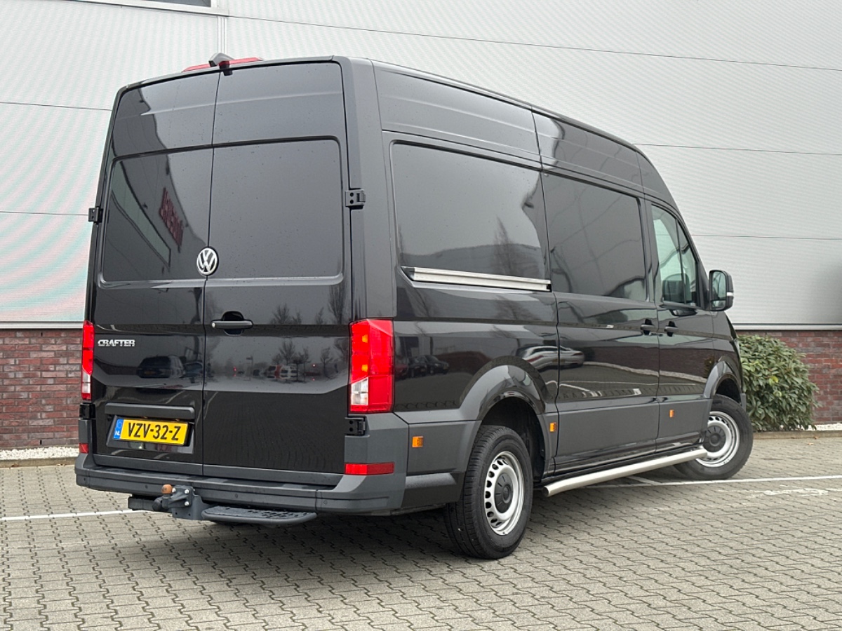 Volkswagen Crafter 30 2.0 TDI L3H3 Comfortline Deep Black | Navi Discover Media | Trekhaak | ComfortPlus stoel | Camera | Verw. voorruit