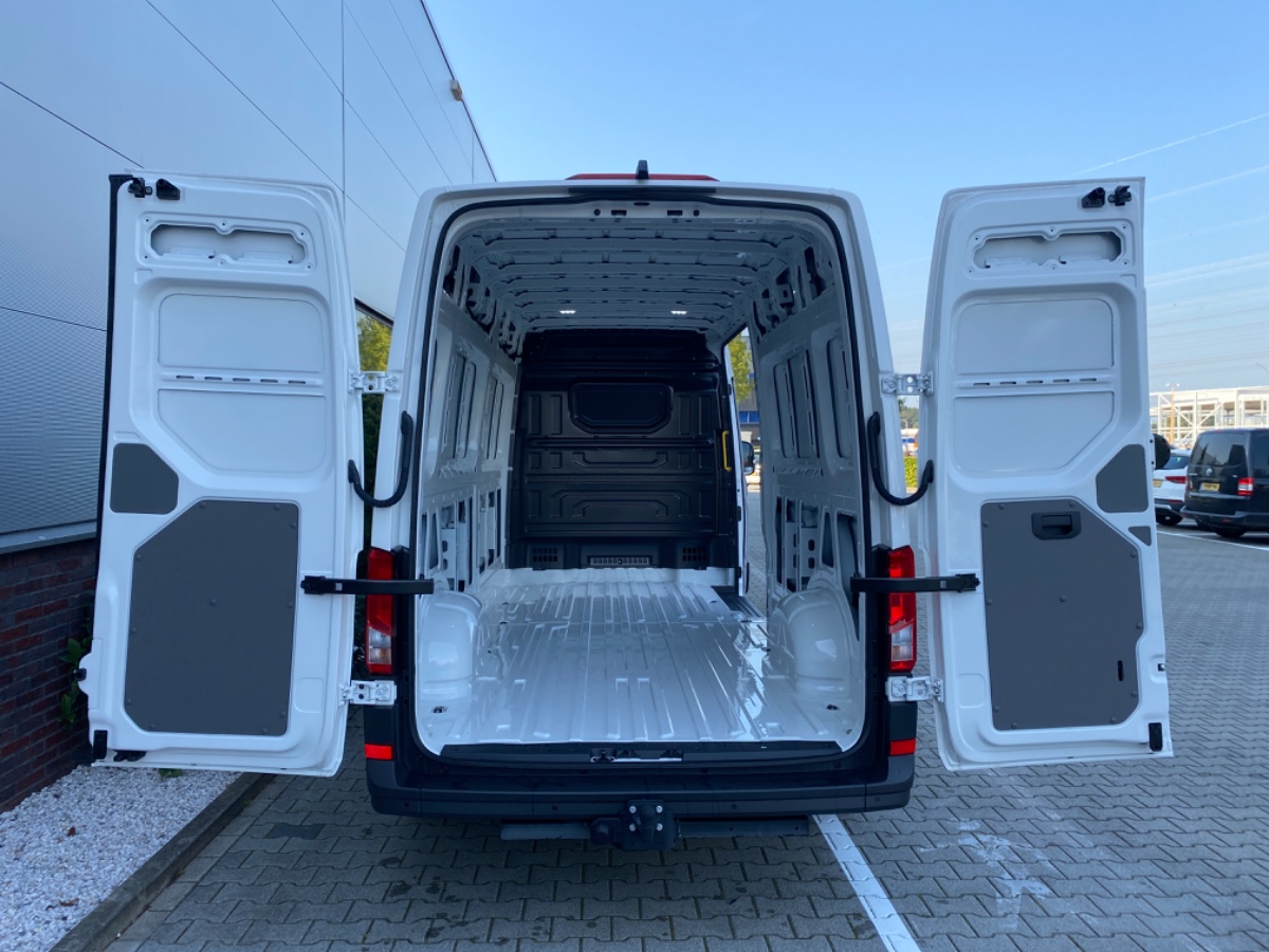 Volkswagen Crafter 35 2.0 TDI 177PK DSG L4H3 Highline FWD | Allseasons | Trekhaak + assist | Verzwaarde vooras | Bijrijdersbank met opbergvak | NWPRIJS 50.000 EX | 8x op voorraad