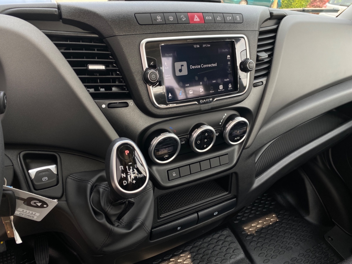 Iveco Daily 35S18 3.0L 180PK AUT | Oprijwagen | Geveerde stoel | 3.5t trekgw. | Adaptive CC | LED NAV ECC Adaptive CC | Faustmann opbouw