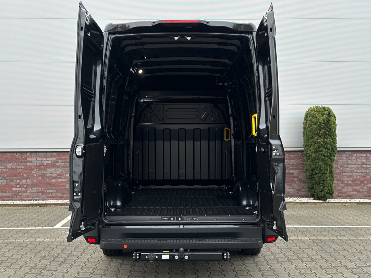 Iveco Daily 35S18HA8 V L2H2 | 3.0 180PK | Black met. | Navi | ECC | ACC | Gev. stoel | CAM | THK