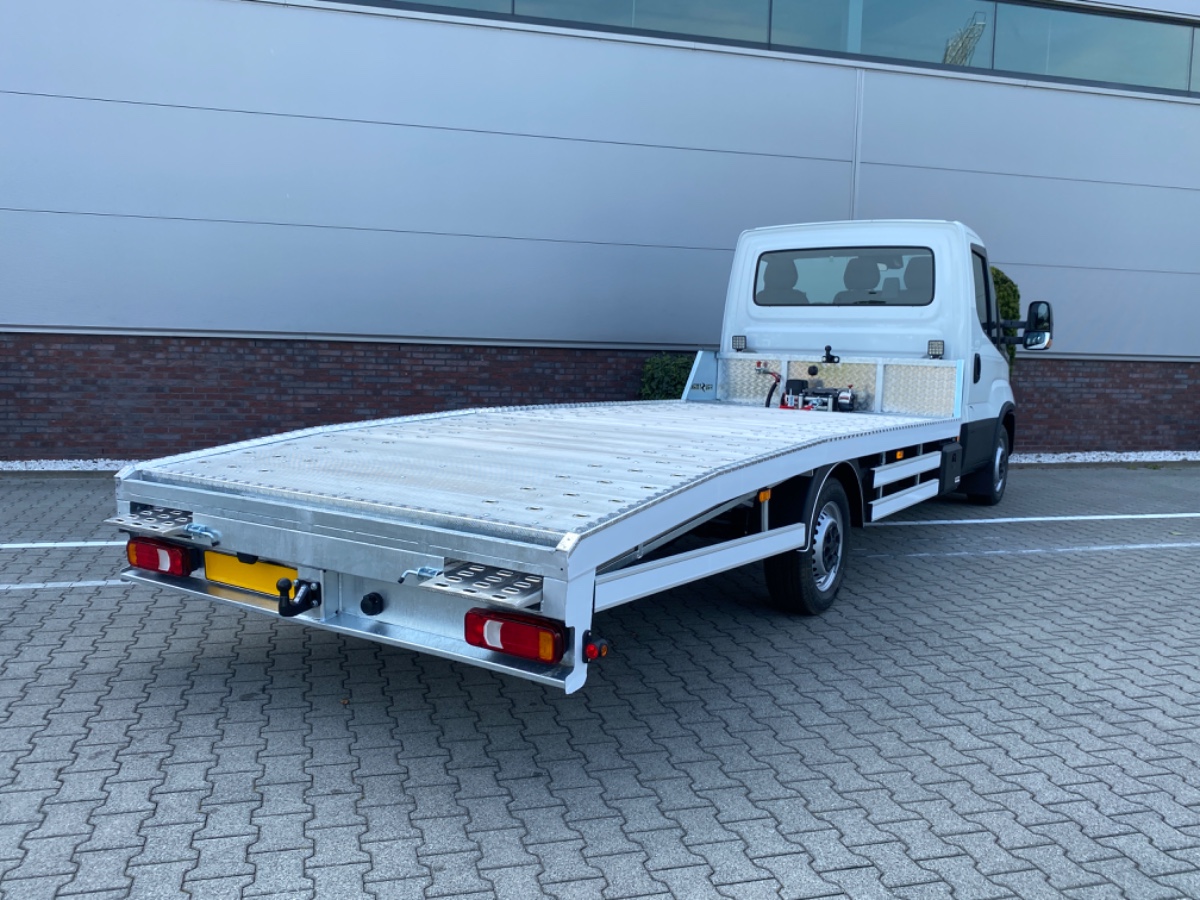 Iveco Daily 35S18 3.0L 180PK AUT | Oprijwagen | Geveerde stoel | 3.5t trekgw. | Adaptive CC | LED NAV ECC | Faustmann opbouw