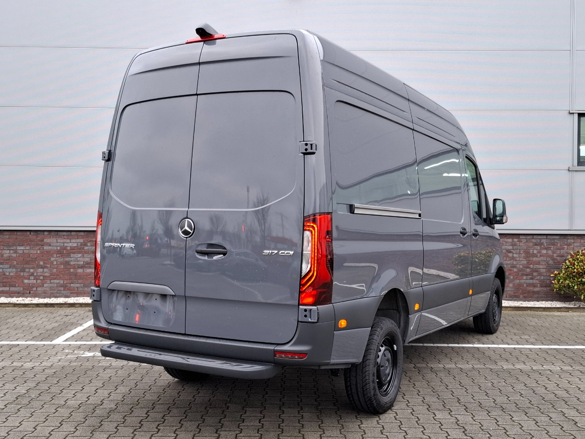 Mercedes-Benz Sprinter PRO 317 CDI RWD L2H2 AUT | LED | CAM | 93 ltr tank | Trekhaak | MBUX & Smartphone Pack | Graphite Grey