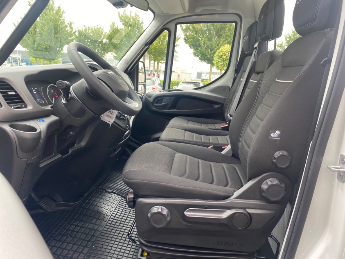 Iveco Daily 35S18 3.0L 180PK AUT | Oprijwagen | Geveerde stoel | 3,5t trekgw. | Adaptive CC | LED NAV ECC Adaptive CC | Faustmann opbouw | 1100 kg Laden