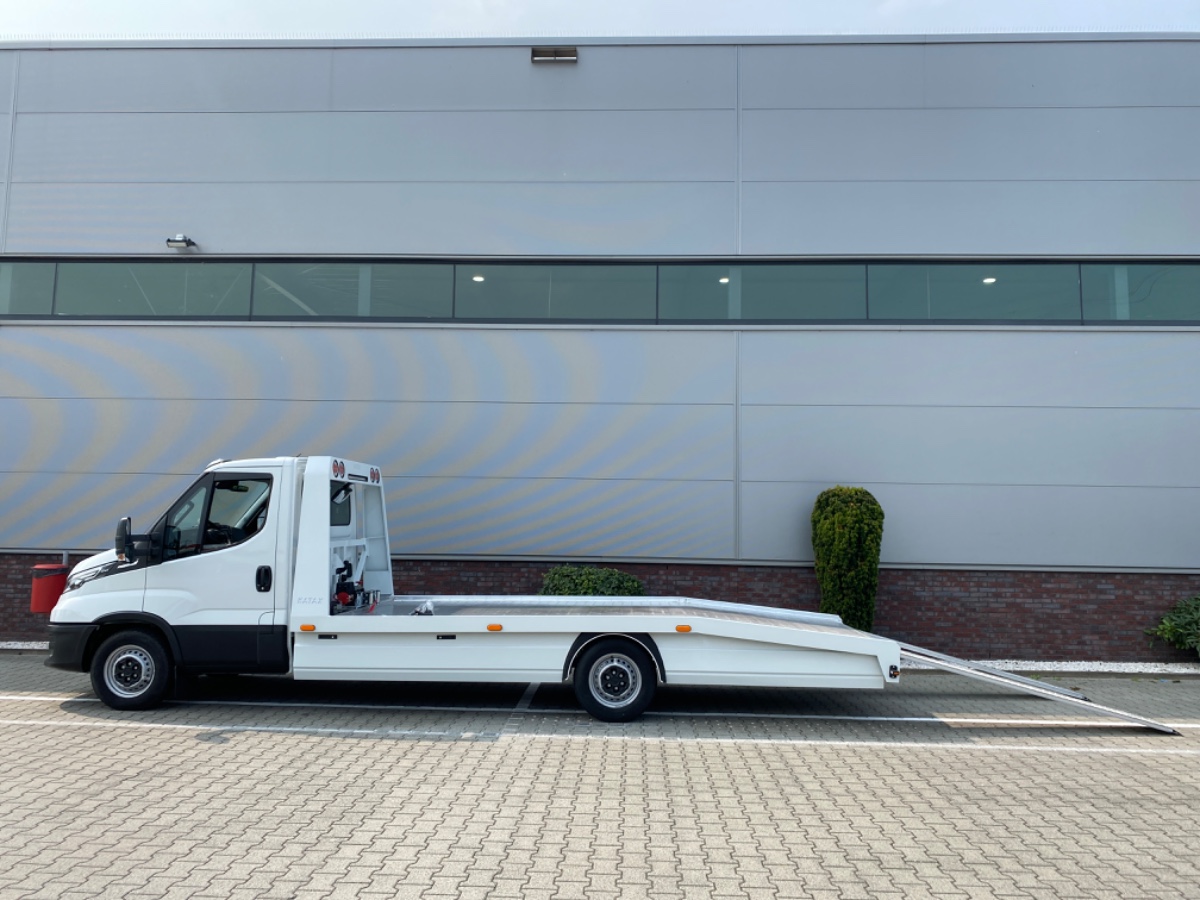Iveco Daily 35S18 3.0L 180PK AUT | Oprijwagen Fly-Over | LED NAV ECC THK ACC | 3.5t trekgw. | Katax opbouw