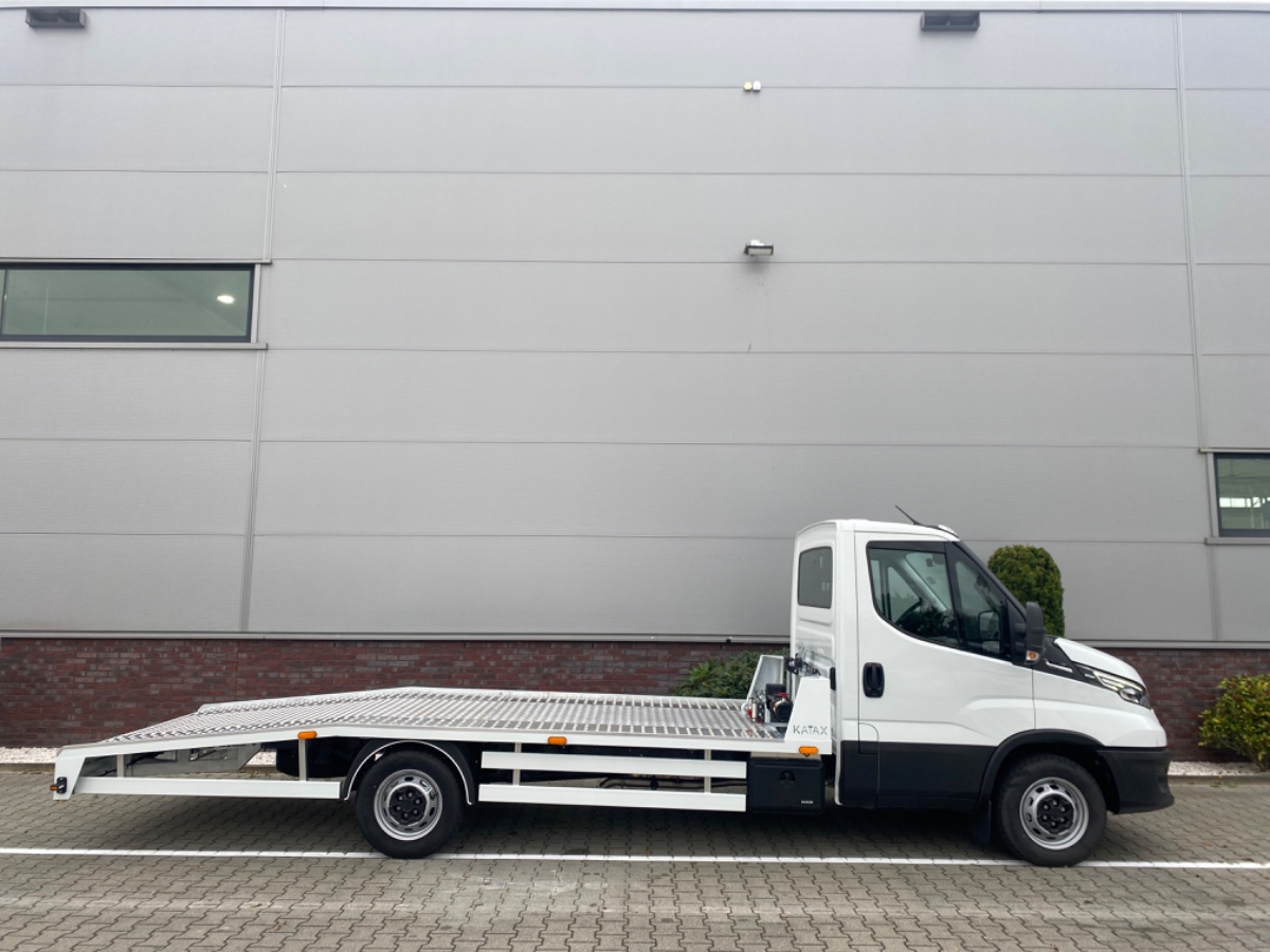 Iveco Daily 35S18 3.0L 180PK AUT | Oprijwagen | Geveerde stoel | 3,5t trekgw. | Adaptive CC | LED NAV ECC Adaptive CC | Faustmann opbouw | 1100 kg Laden
