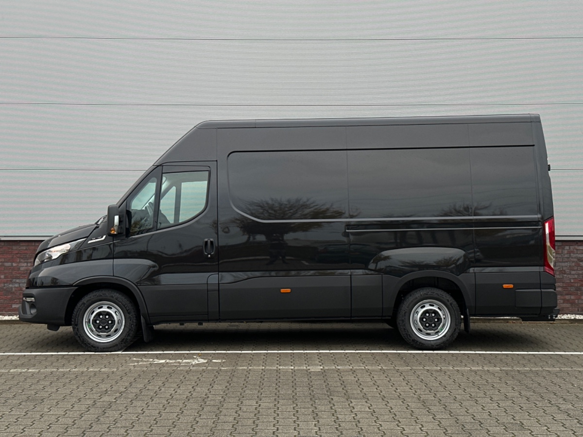 Iveco Daily 35S18HA8 V L2H2 | 3.0 180PK | Black met. | Navi | ECC | ACC | Gev. stoel | CAM | THK