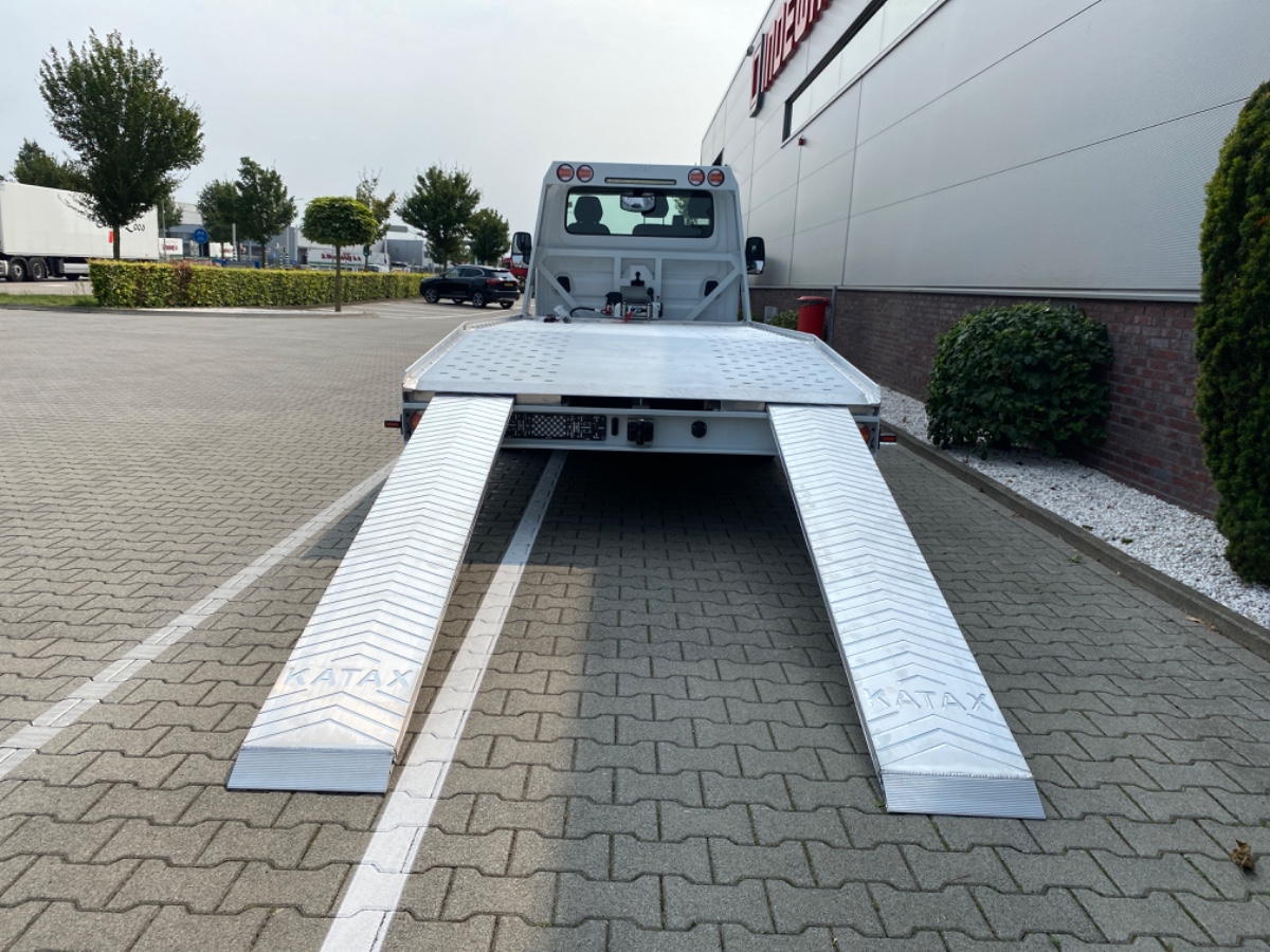 Iveco Daily 35S18 3.0L 180PK AUT | Oprijwagen Fly-Over | LED NAV ECC THK ACC | 3.5t trekgw. | Katax opbouw
