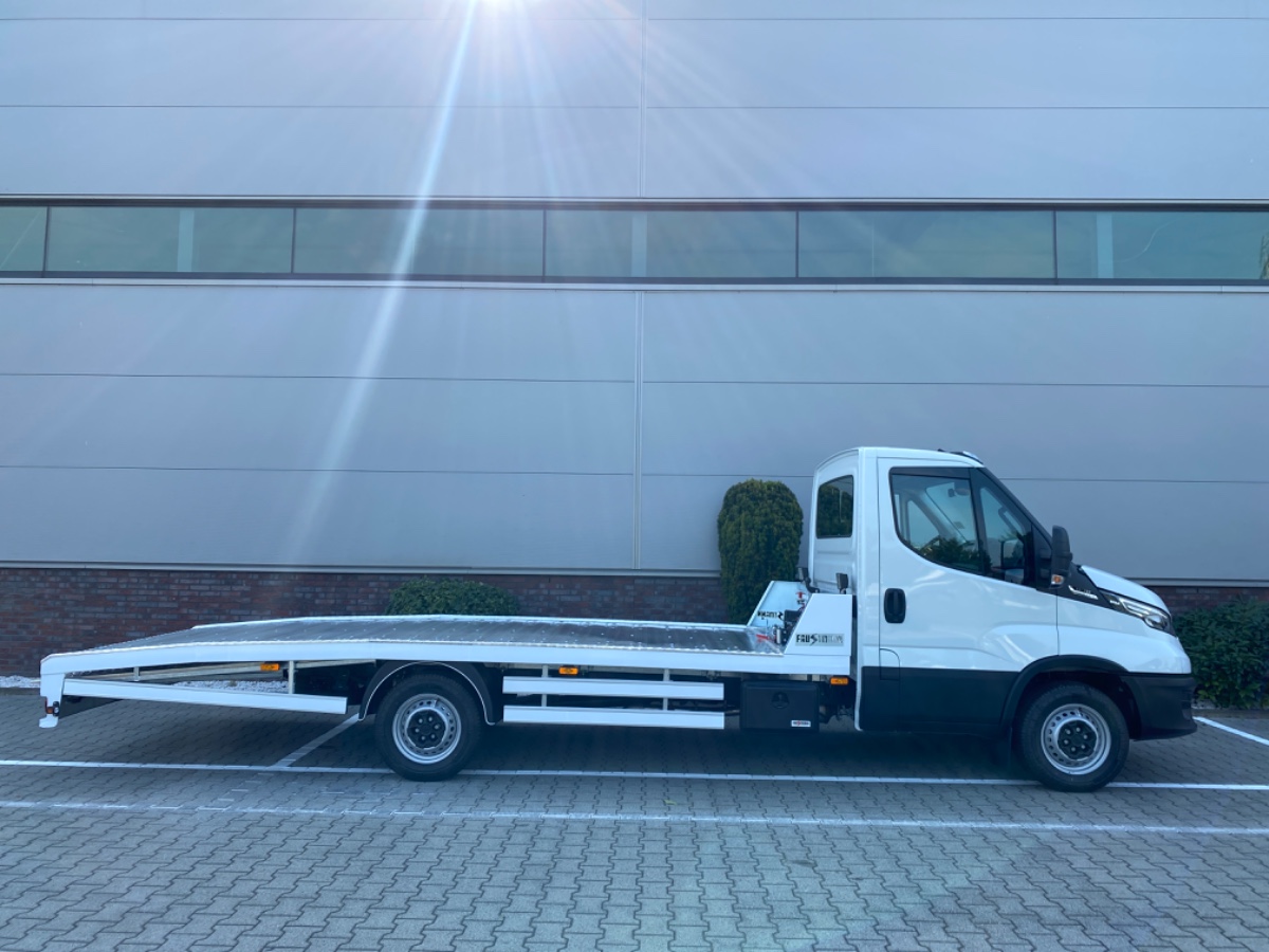 Iveco Daily 35S18 3.0L 180PK AUT | Oprijwagen | Geveerde stoel | 3.5t trekgw. | Adaptive CC | LED NAV ECC | Faustmann opbouw