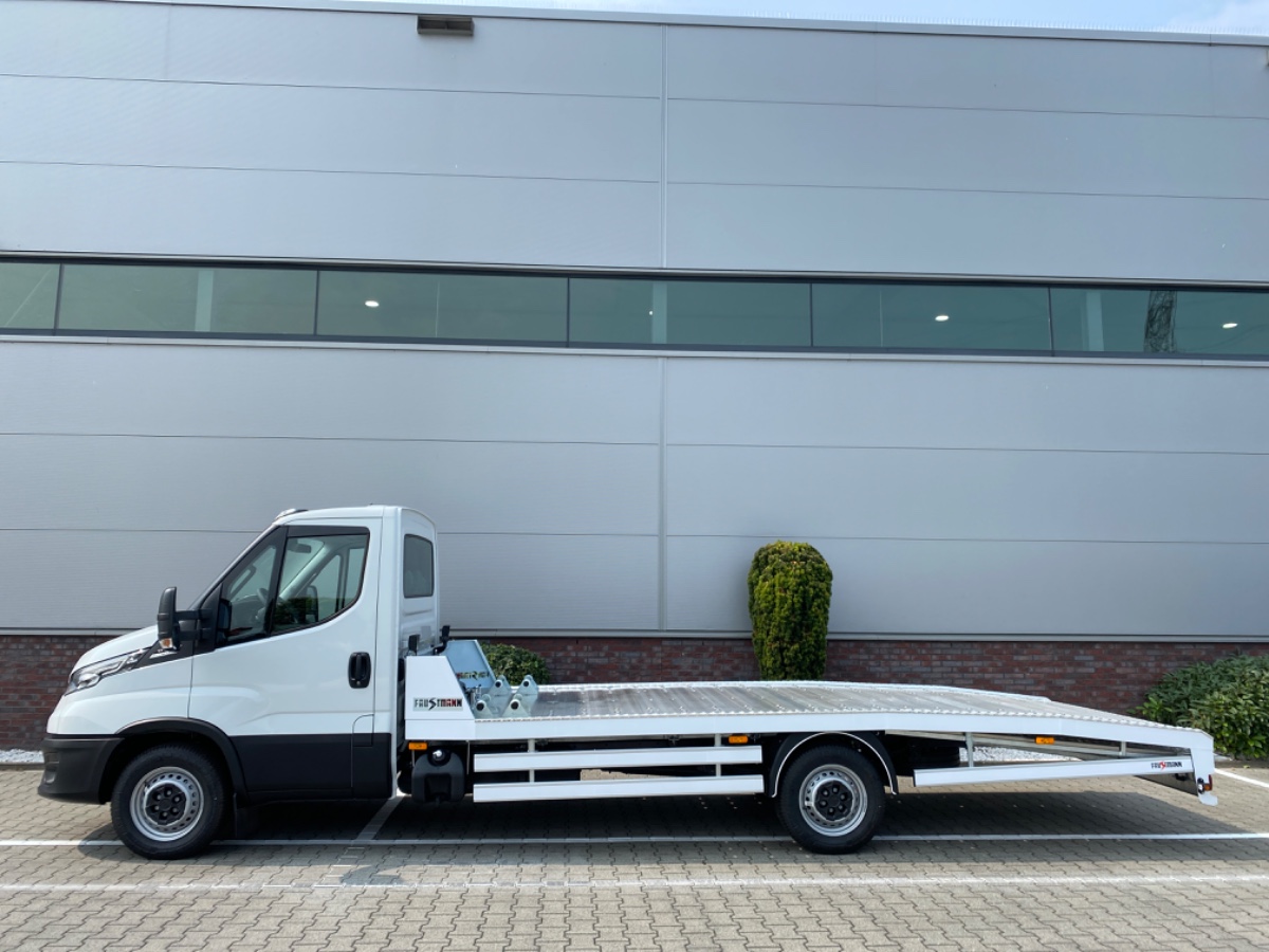 Iveco Daily 35S18 3.0L 180PK AUT | Oprijwagen | Geveerde stoel | 3.5t trekgw. | Adaptive CC | LED NAV ECC Adaptive CC | Faustmann opbouw