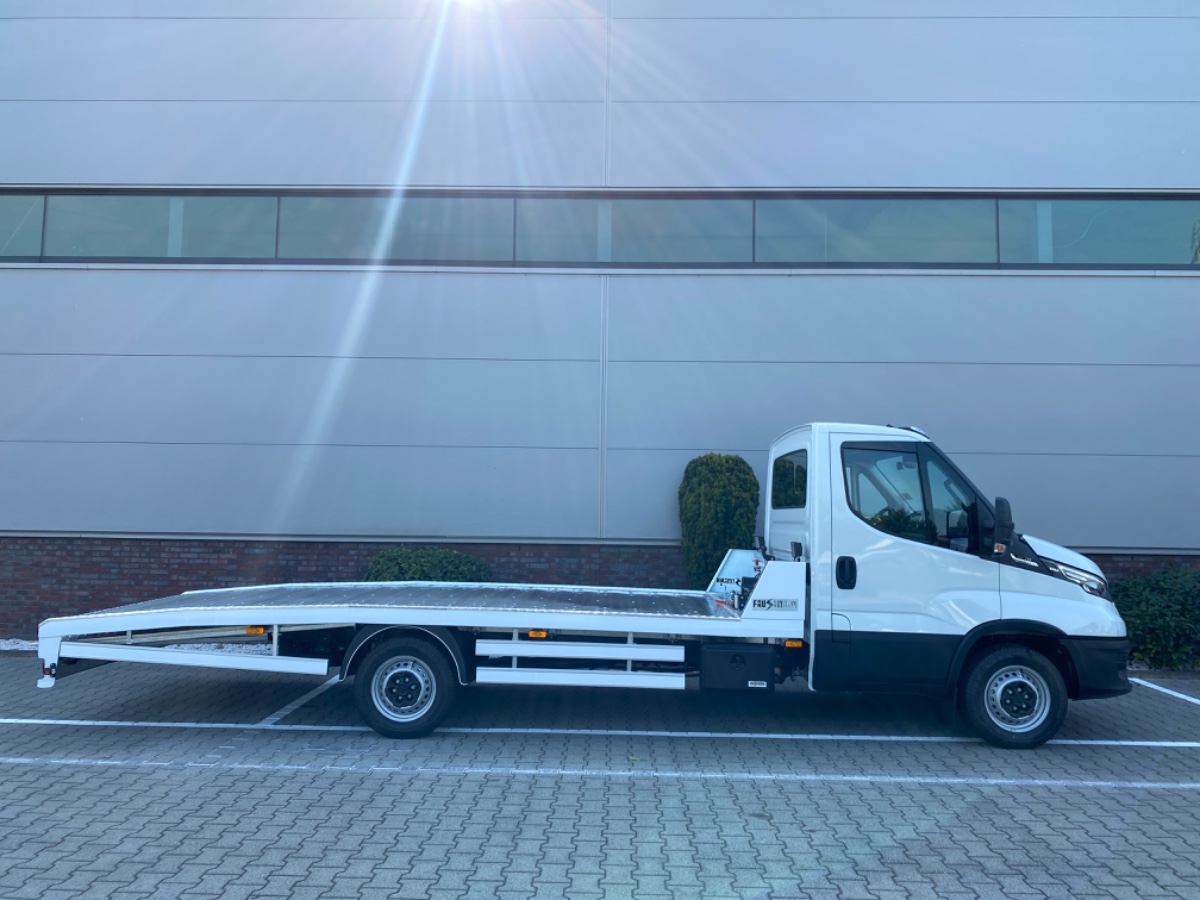 Iveco Daily 35S18 3.0L 180PK AUT | Oprijwagen | Geveerde stoel | 3,5t trekgw. | Adaptive CC | LED NAV ECC Adaptive CC | Faustmann opbouw