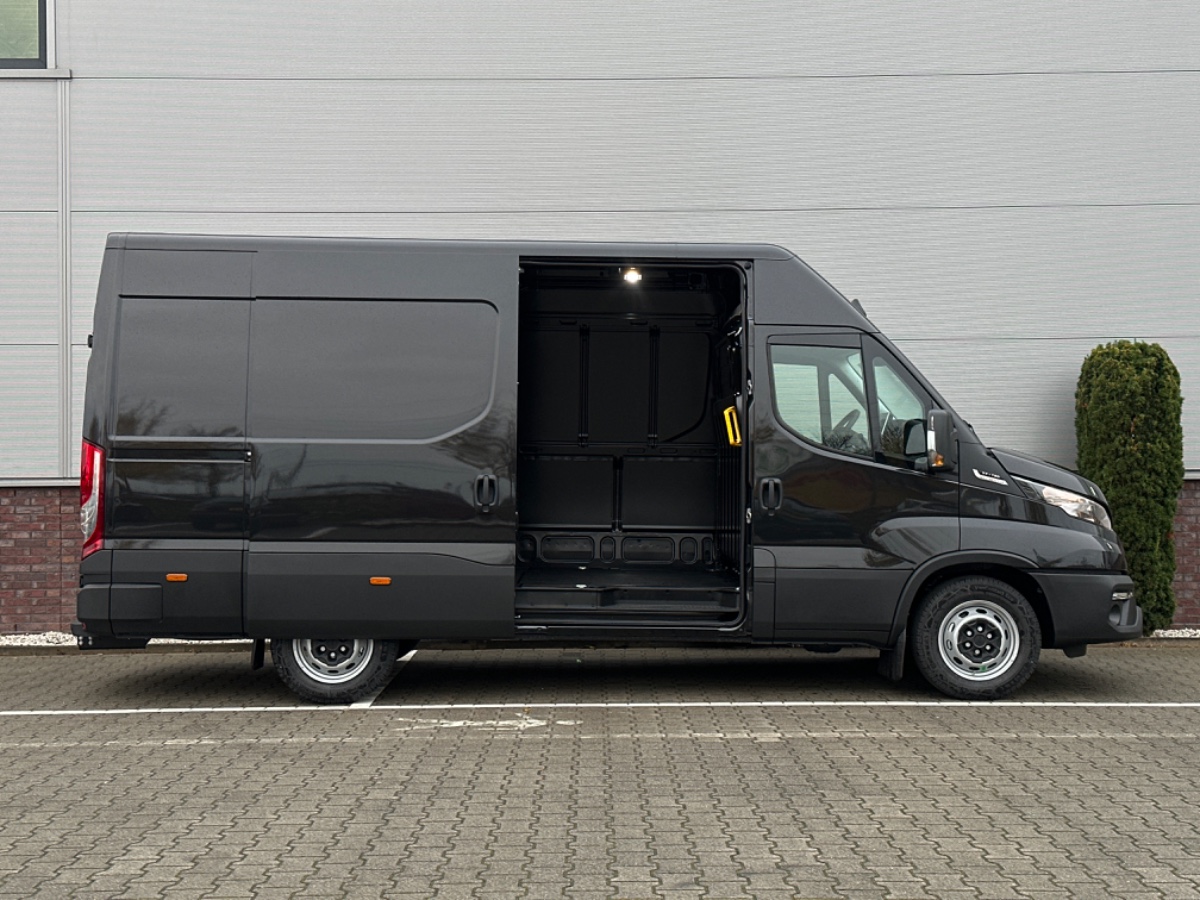 Iveco Daily NW MODEL 35S18HA8 V L2H2 | 3.0 180PK | Black met. | Navi | ECC | ACC | Gev. stoel | CAM | THK