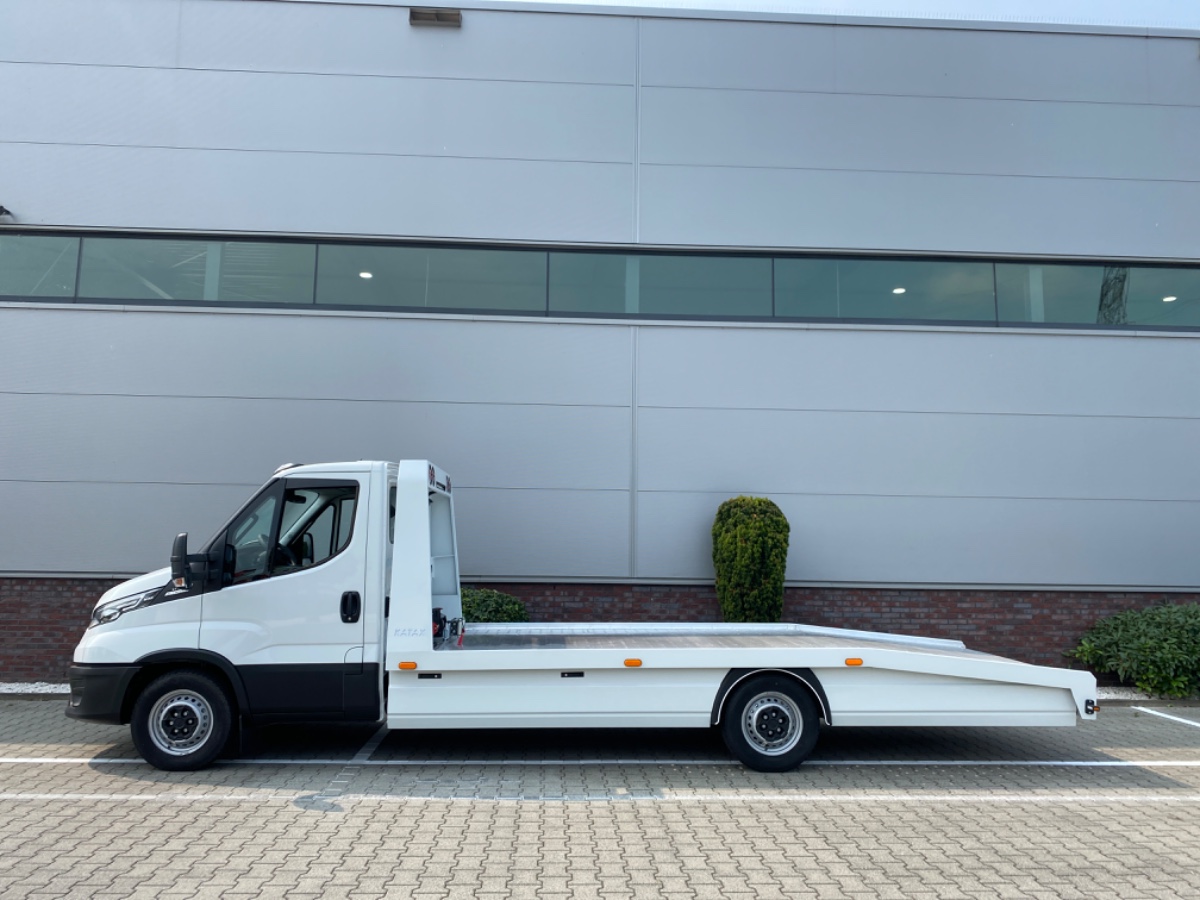 Iveco Daily 35S18 3.0L 180PK AUT | Oprijwagen Fly-Over | LED NAV ECC THK ACC | 3.5t trekgw. | Katax opbouw