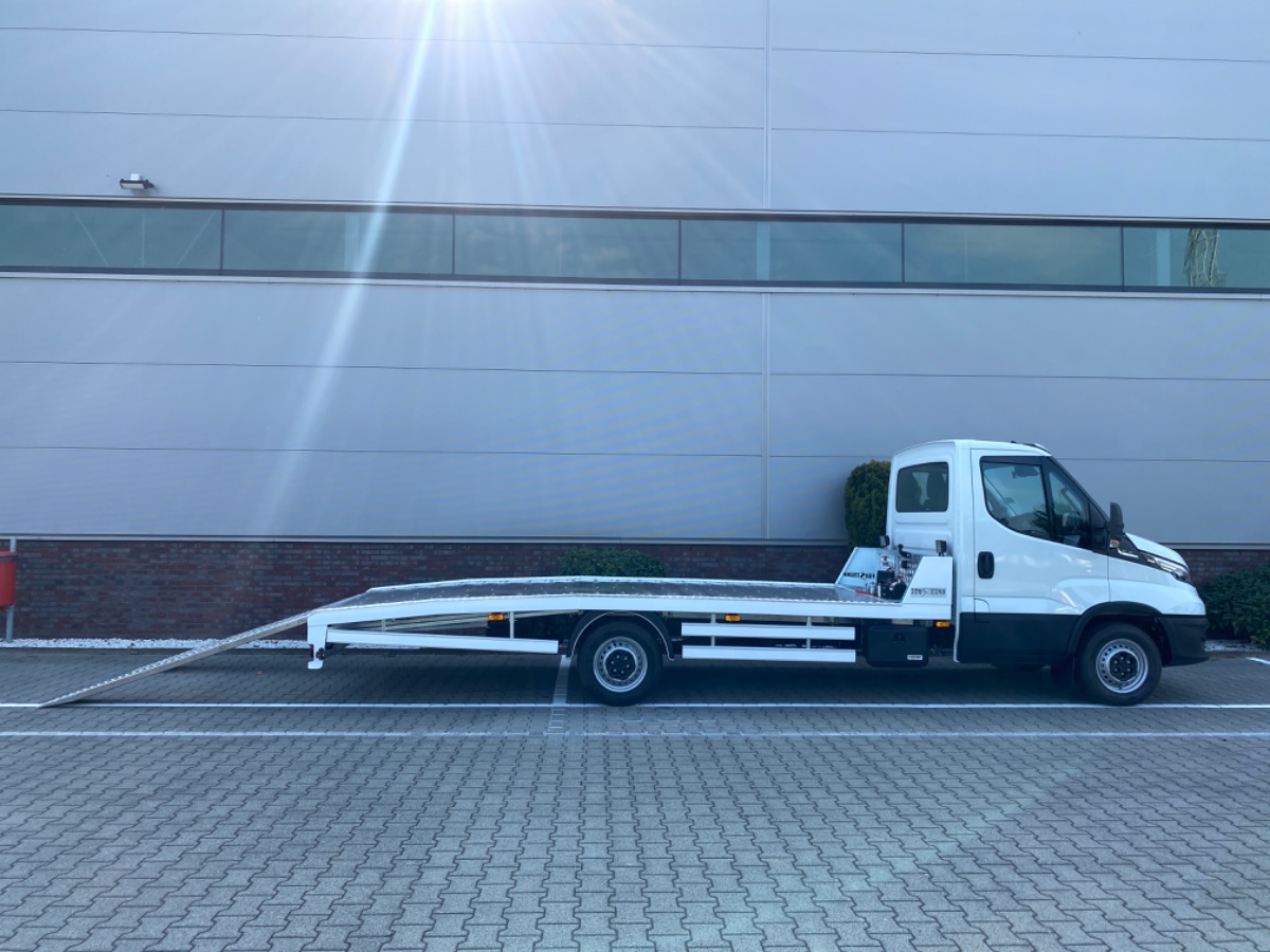 Iveco Daily 35S18 3.0L 180PK AUT | Oprijwagen | Geveerde stoel | 3.5t trekgw. | Adaptive CC | LED NAV ECC | Faustmann opbouw