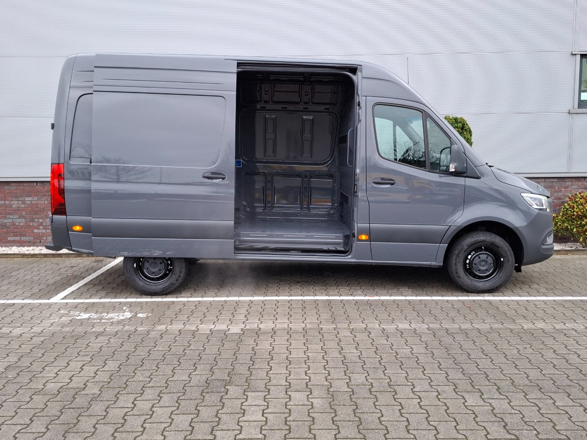 Mercedes-Benz Sprinter PRO 317 CDI RWD L2H2 AUT | LED | CAM | 93 ltr tank | Trekhaak | MBUX & Smartphone Pack | Graphite Grey