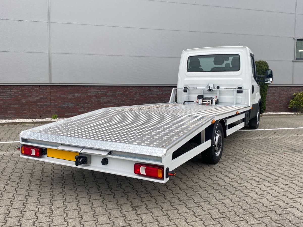 Iveco Daily 35S18 3.0L 180PK AUT | Oprijwagen | Geveerde stoel | 3,5t trekgw. | Adaptive CC | LED NAV ECC Adaptive CC | Faustmann opbouw | 1100 kg Laden