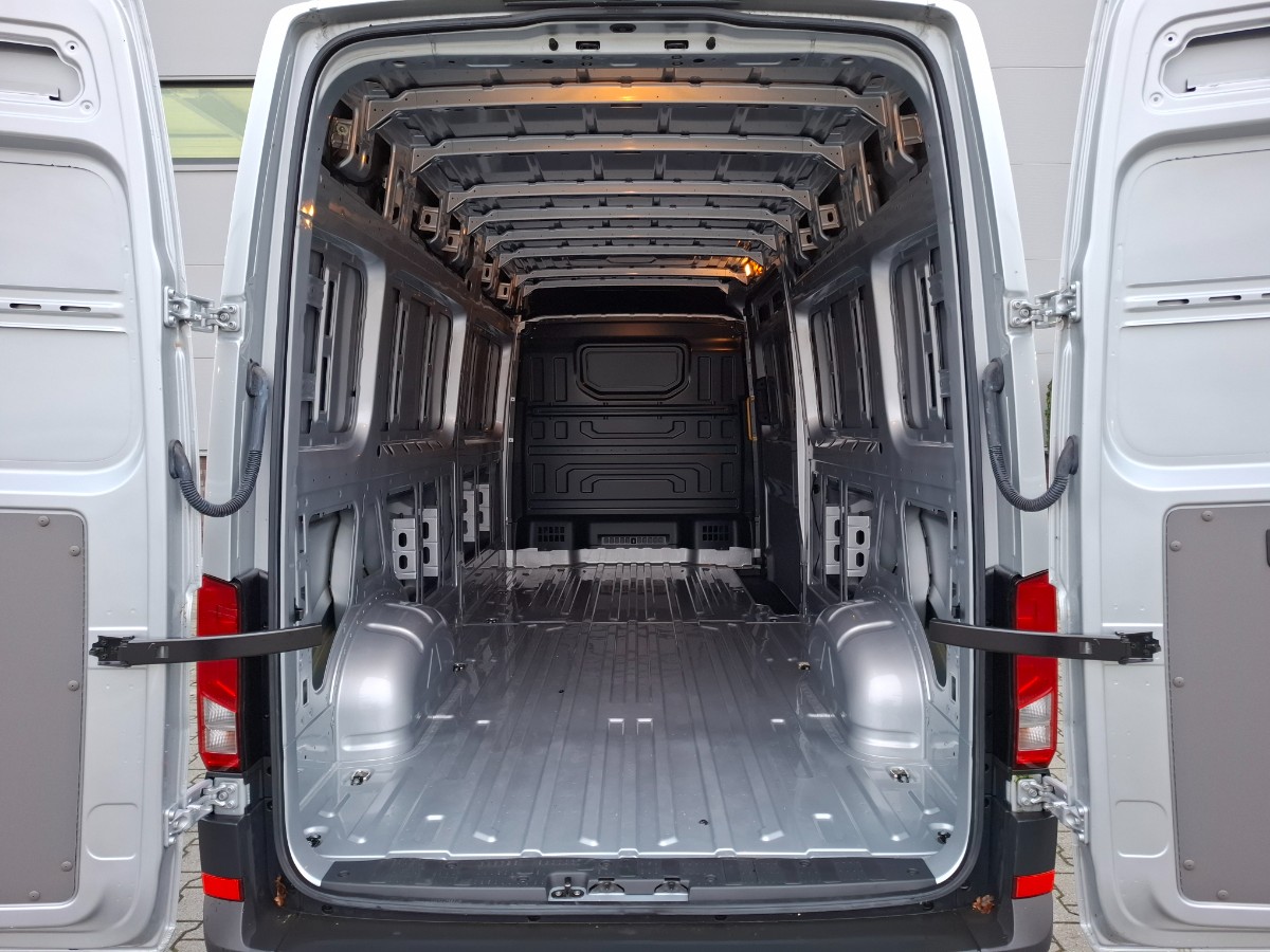 Volkswagen Crafter 35 2.0 TDI 140PK L4H3 Highline | LED | Climatronic | Leder stuur verwarm. | Comfortstoel | Stoelverw. | Trekhaakvoorb.| Reflex Silver