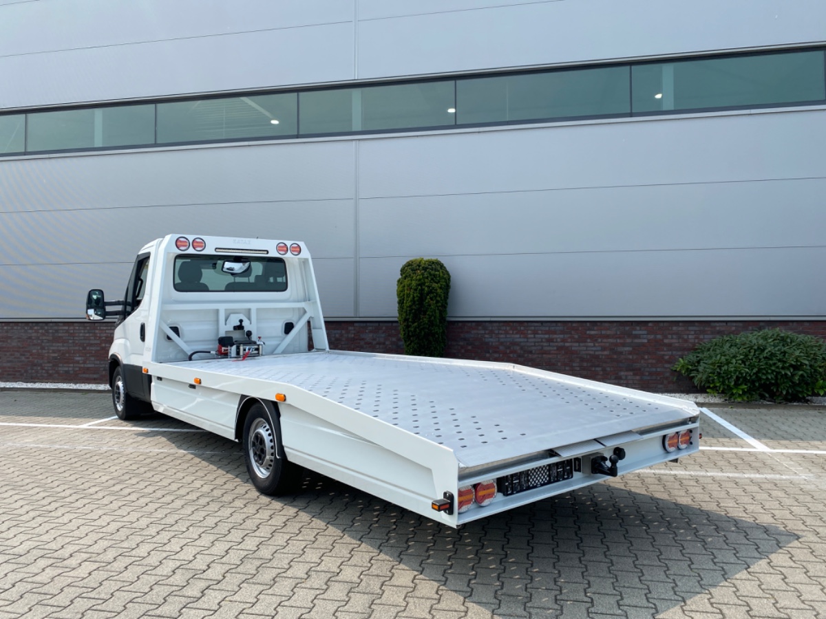 Iveco Daily 35S18 3.0L 180PK AUT | Oprijwagen Fly-Over | LED NAV ECC THK ACC | 3.5t trekgw. | Katax opbouw