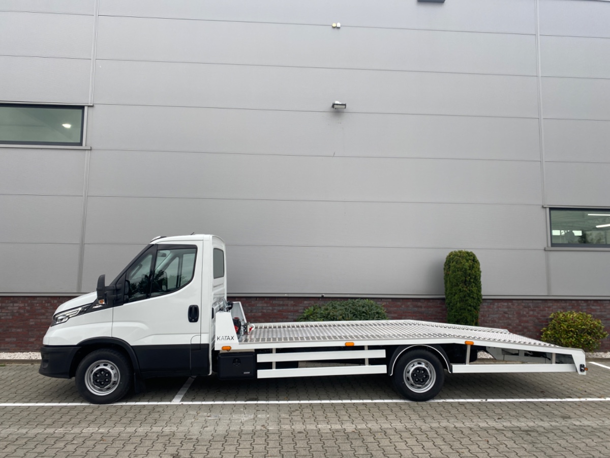 Iveco Daily 35S18 3.0L 180PK AUT | Oprijwagen | Geveerde stoel | 3,5t trekgw. | Adaptive CC | LED NAV ECC Adaptive CC | Faustmann opbouw | 1100 kg Laden