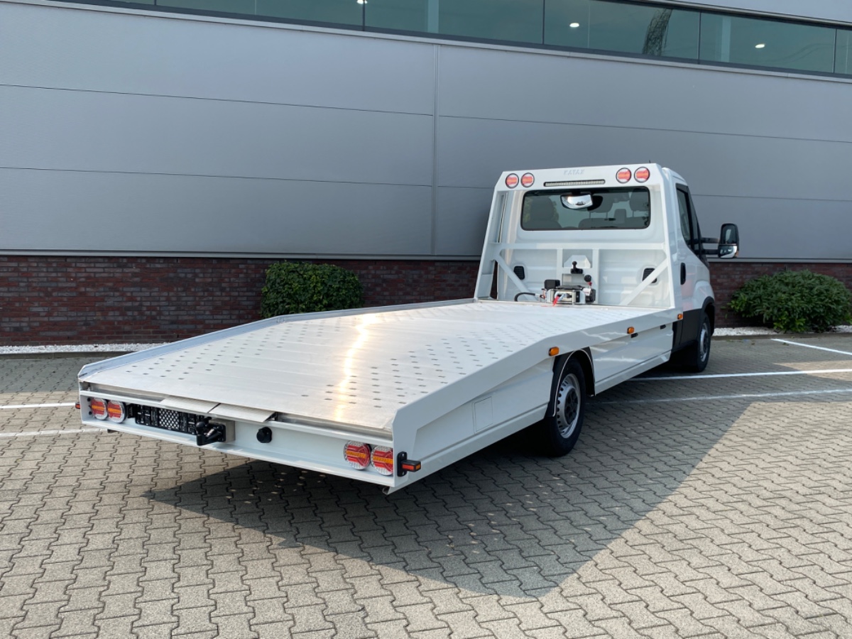 Iveco Daily 35S18 3.0L 180PK AUT | Oprijwagen Fly-Over | LED NAV ECC THK ACC | 3.5t trekgw. | Katax opbouw