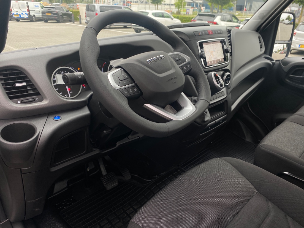 Iveco Daily 35S18 3.0L 180PK AUT | Oprijwagen | Geveerde stoel | 3,5t trekgw. | Adaptive CC | LED NAV ECC Adaptive CC | Faustmann opbouw | 1100 kg Laden