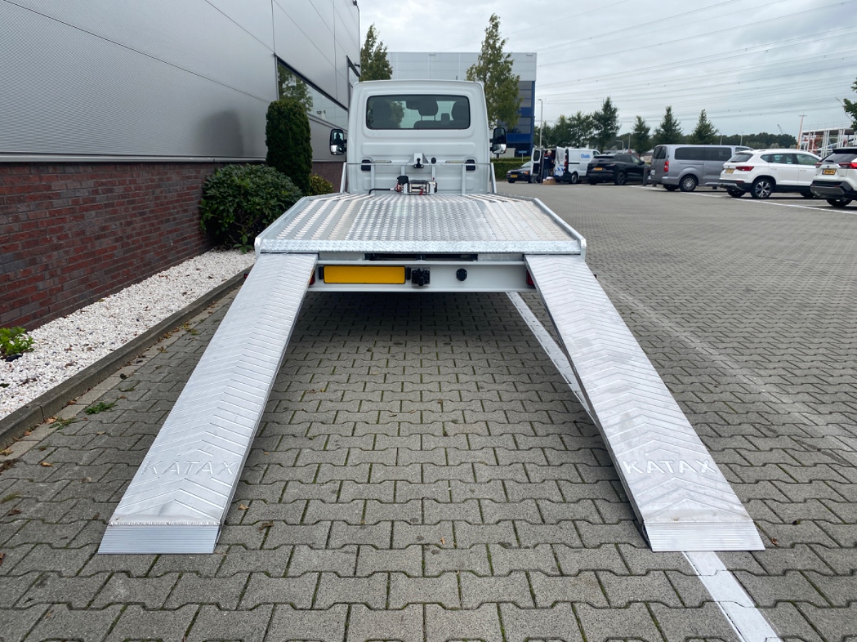 Iveco Daily 35S18 3.0L 180PK AUT | Oprijwagen | Geveerde stoel | 3,5t trekgw. | Adaptive CC | LED NAV ECC Adaptive CC | Faustmann opbouw | 1100 kg Laden