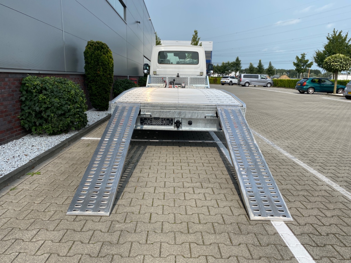 Iveco Daily 35S18 3.0L 180PK AUT | Oprijwagen | Geveerde stoel | 3.5t trekgw. | Adaptive CC | LED NAV ECC Adaptive CC | Faustmann opbouw