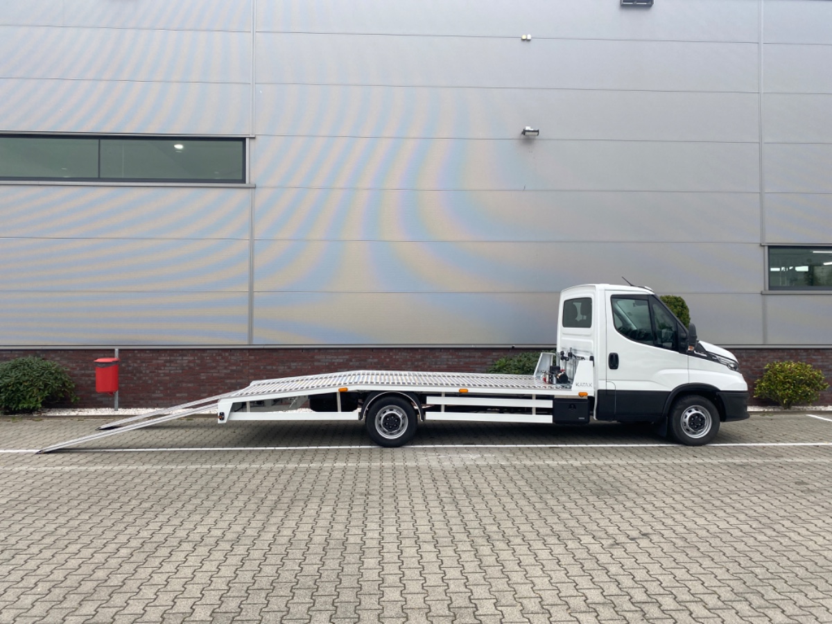 Iveco Daily 35S18 3.0L 180PK AUT | Oprijwagen | Geveerde stoel | 3,5t trekgw. | Adaptive CC | LED NAV ECC Adaptive CC | Faustmann opbouw | 1100 kg Laden