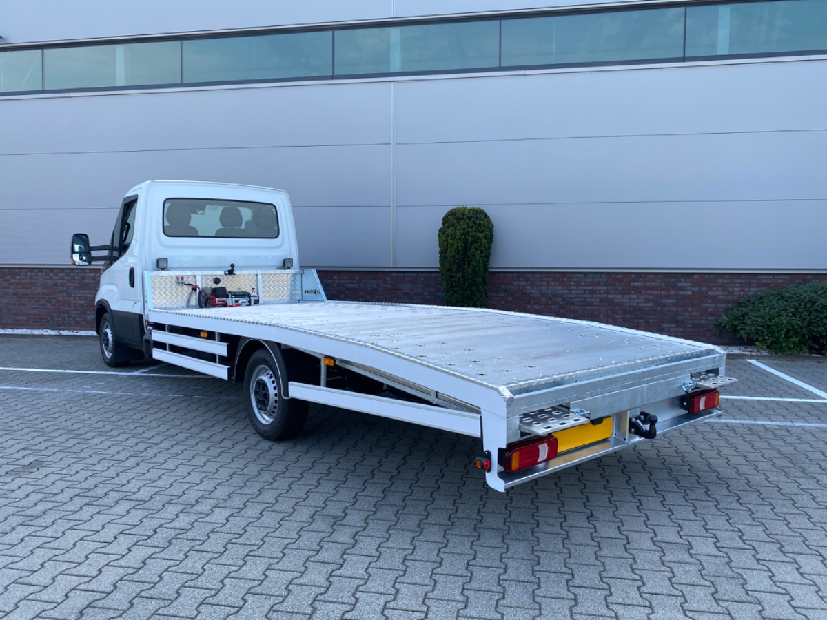 Iveco Daily 35S18 3.0L 180PK AUT | Oprijwagen | Geveerde stoel | 3.5t trekgw. | Adaptive CC | LED NAV ECC | Faustmann opbouw