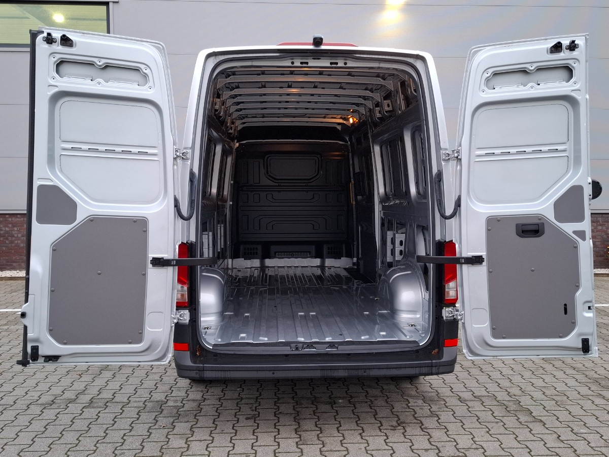 Volkswagen Crafter 35 2.0 TDI 140PK L4H3 Highline | LED | Climatronic | Leder stuur verwarm. | Comfortstoel | Stoelverw. | Trekhaakvoorb.| Reflex Silver