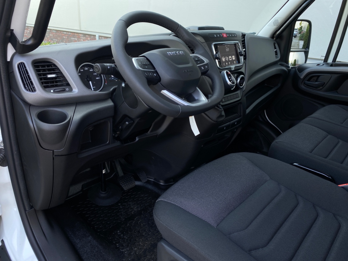 Iveco Daily 35S18 3.0L 180PK AUT | Oprijwagen | Geveerde stoel | 3.5t trekgw. | Adaptive CC | LED NAV ECC | Faustmann opbouw