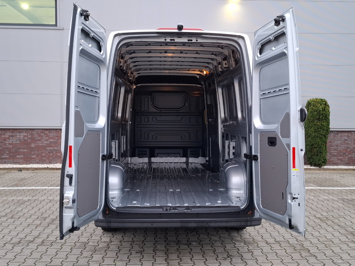 Volkswagen Crafter 35 2.0 TDI 140PK L4H3 Highline | LED | Climatronic | Leder stuur verwarm. | Comfortstoel | Stoelverw. | Trekhaakvoorb.| Reflex Silver