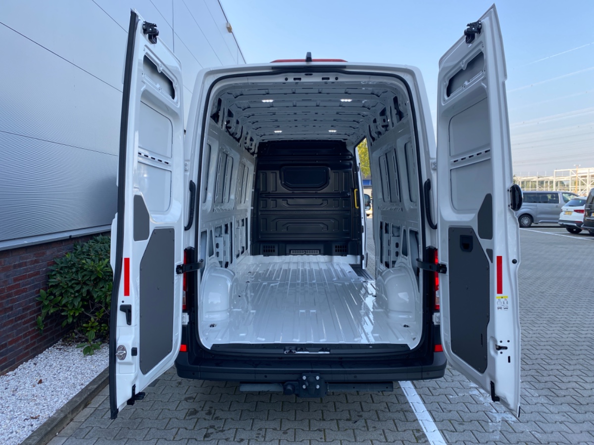 Volkswagen Crafter 35 2.0 TDI 177PK DSG L4H3 Highline FWD | Allseasons | Trekhaak + assist | Verzwaarde vooras | Bijrijdersbank met opbergvak | NWPRIJS 50.000 EX | 8x op voorraad