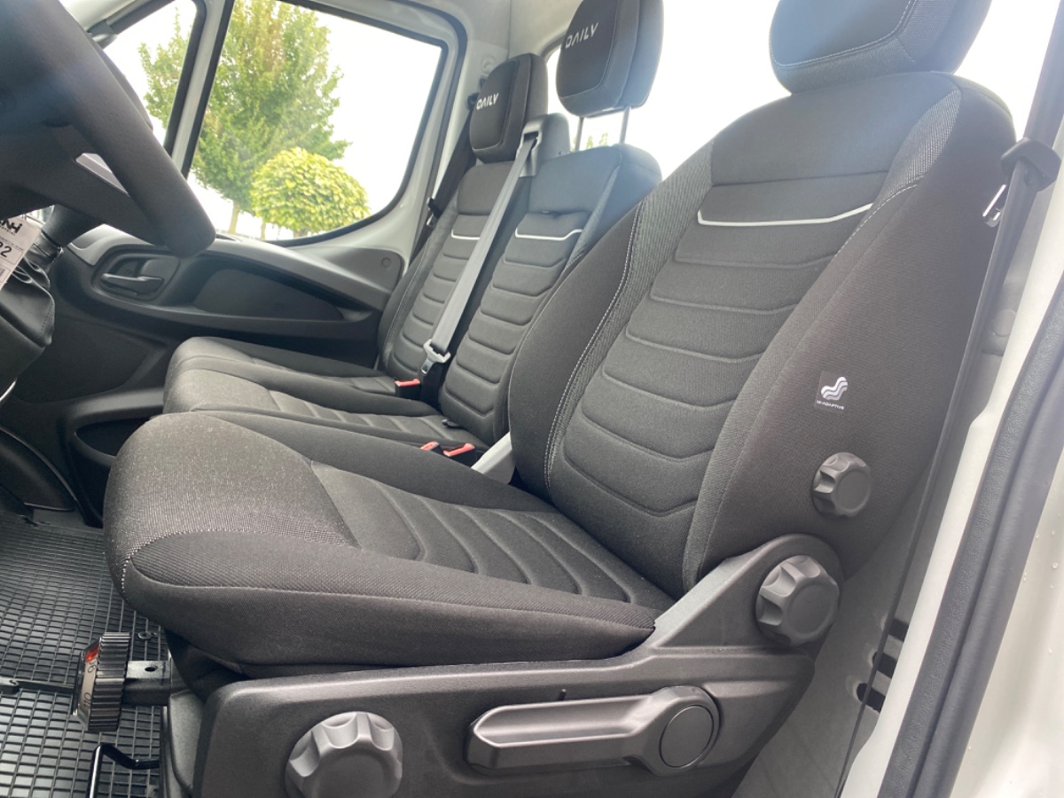 Iveco Daily 35S18 3.0L 180PK AUT | Oprijwagen | Geveerde stoel | 3,5t trekgw. | Adaptive CC | LED NAV ECC Adaptive CC | Faustmann opbouw | 1100 kg Laden