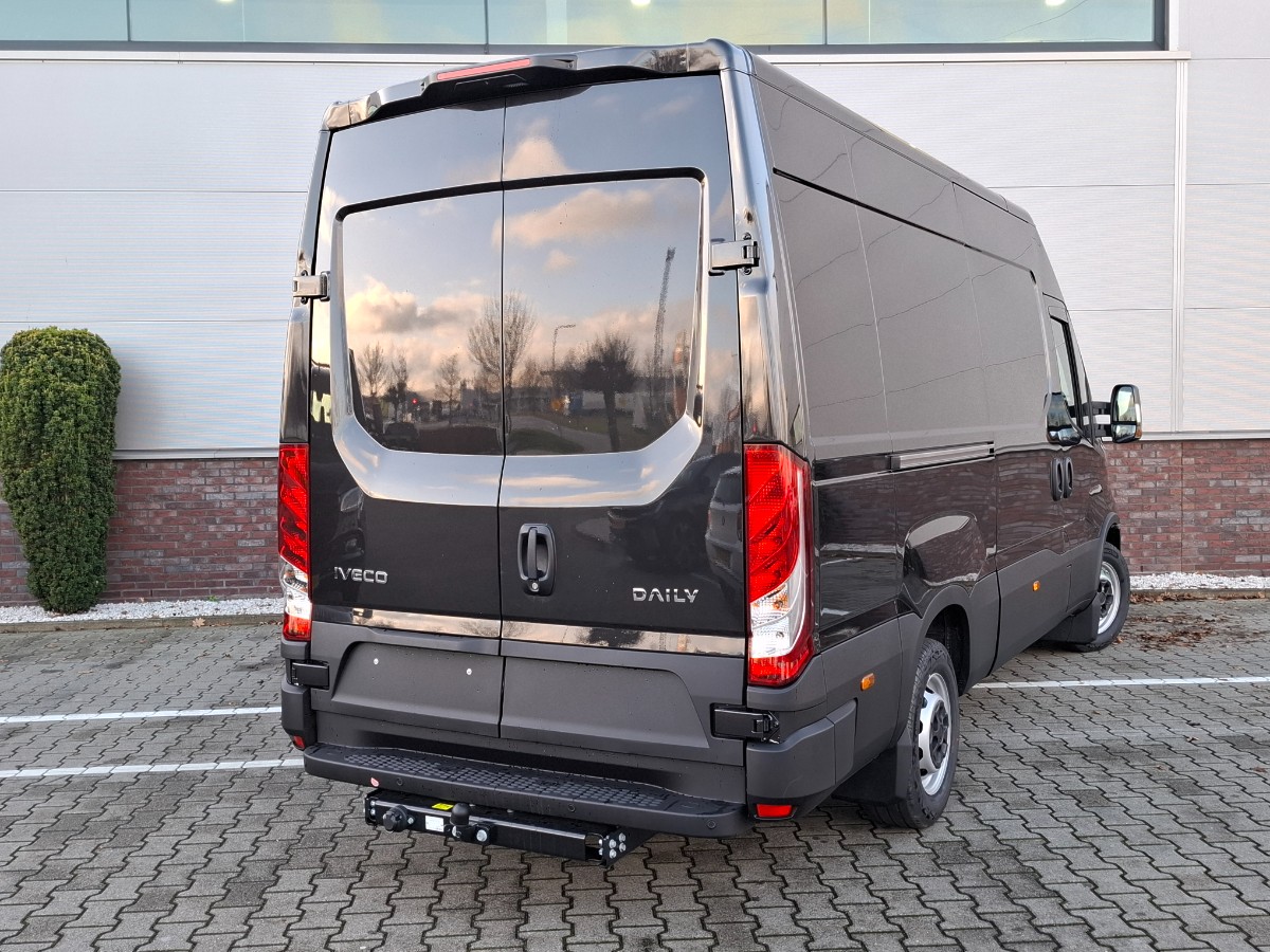 Iveco Daily NW MODEL 35S18HA8 V L2H2 | 3.0 180PK | Black met. | Navi | ECC | ACC | Gev. stoel | CAM | THK