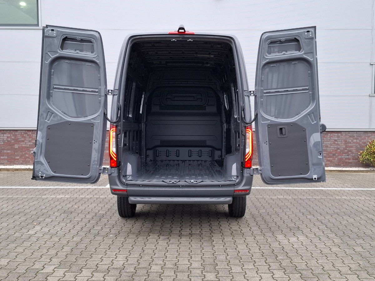 Mercedes-Benz Sprinter PRO 317 CDI RWD L2H2 AUT | LED | CAM | 93 ltr tank | Trekhaak | MBUX & Smartphone Pack | Graphite Grey