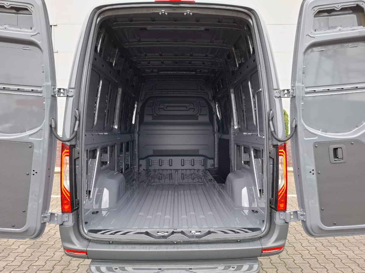 Mercedes-Benz Sprinter PRO 317 CDI RWD L2H2 AUT | LED | CAM | 93 ltr tank | Trekhaak | MBUX & Smartphone Pack | Graphite Grey