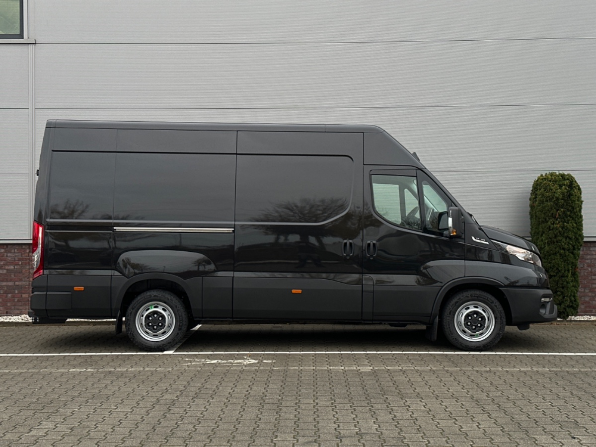 Iveco Daily NW MODEL 35S18HA8 V L2H2 | 3.0 180PK | Black met. | Navi | ECC | ACC | Gev. stoel | CAM | THK