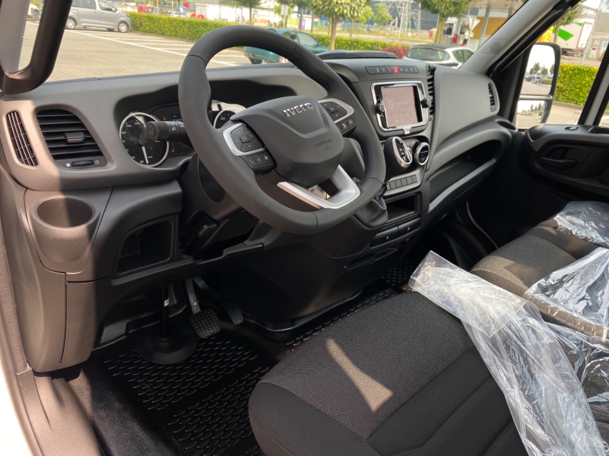 Iveco Daily 35S18 3.0L 180PK AUT | Oprijwagen | Geveerde stoel | 3.5t trekgw. | Adaptive CC | LED NAV ECC Adaptive CC | Faustmann opbouw