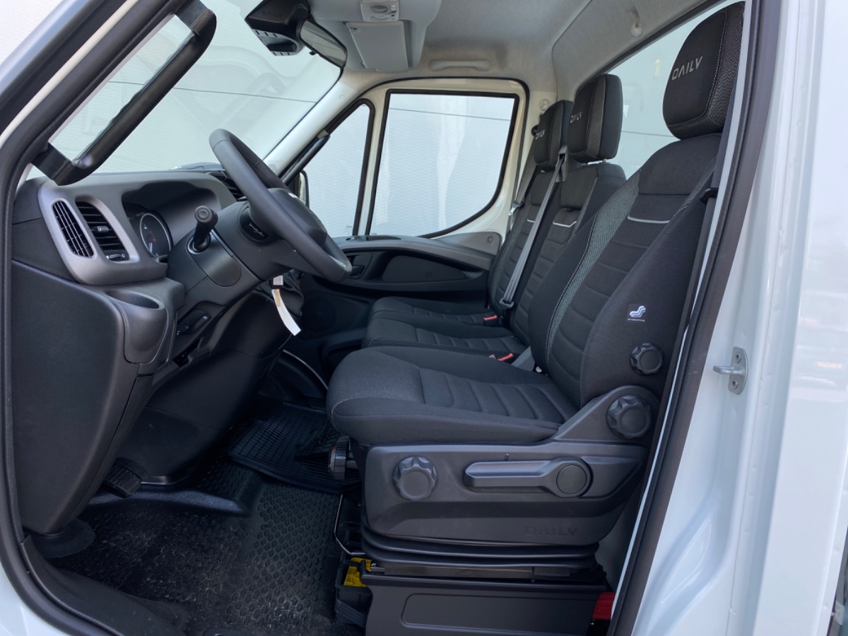 Iveco Daily 35S18 3.0L 180PK AUT | Oprijwagen | Geveerde stoel | 3.5t trekgw. | Adaptive CC | LED NAV ECC | Faustmann opbouw