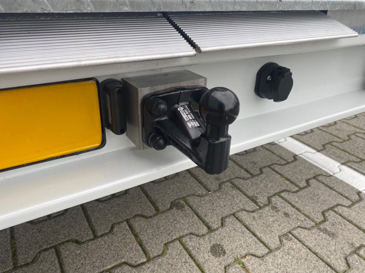 Iveco Daily 35S18 3.0L 180PK AUT | Oprijwagen | Geveerde stoel | 3,5t trekgw. | Adaptive CC | LED NAV ECC Adaptive CC | Faustmann opbouw | 1100 kg Laden