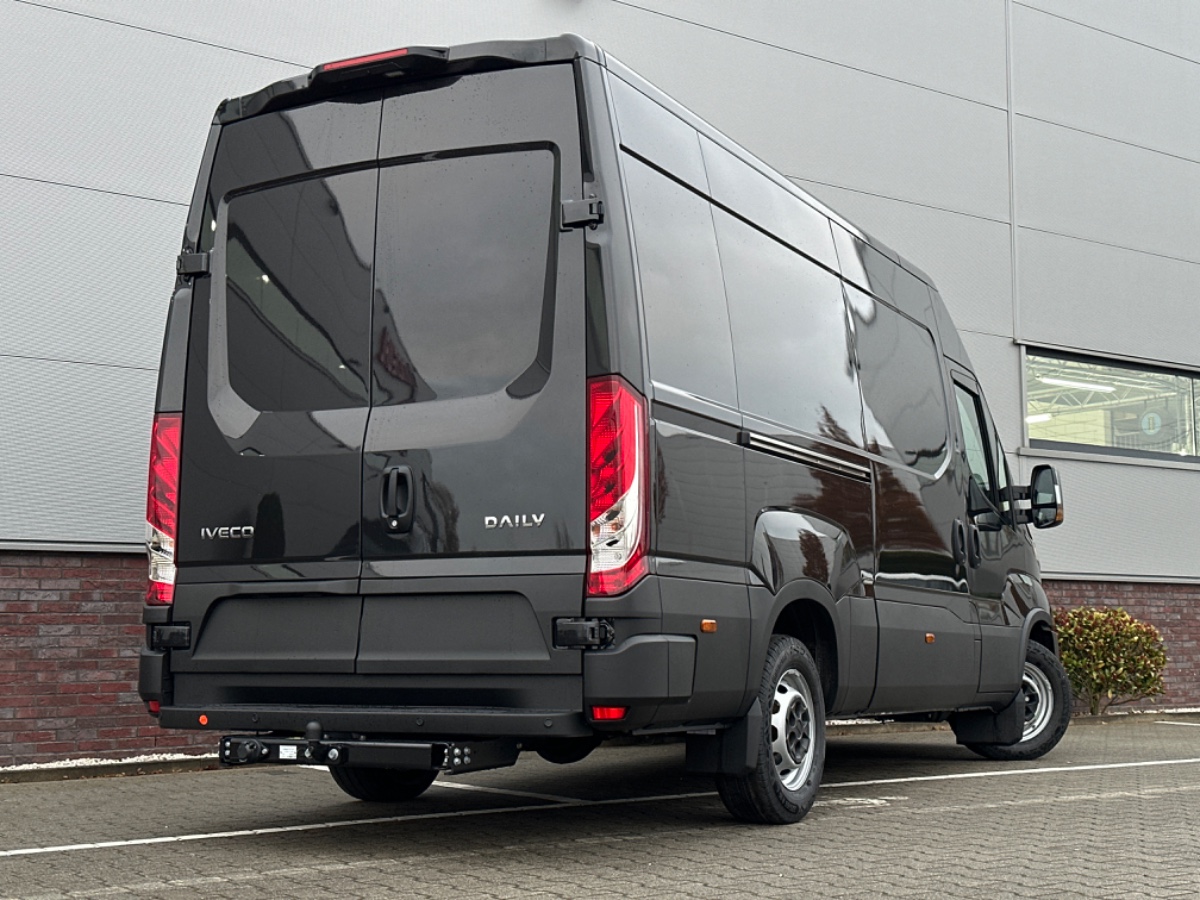 Iveco Daily 35S18HA8 V L2H2 | 3.0 180PK | Black met. | Navi | ECC | ACC | Gev. stoel | CAM | THK