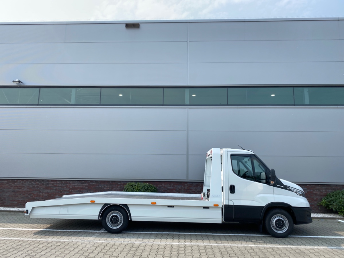 Iveco Daily 35S18 3.0L 180PK AUT | Oprijwagen Fly-Over | LED NAV ECC THK ACC | 3.5t trekgw. | Katax opbouw