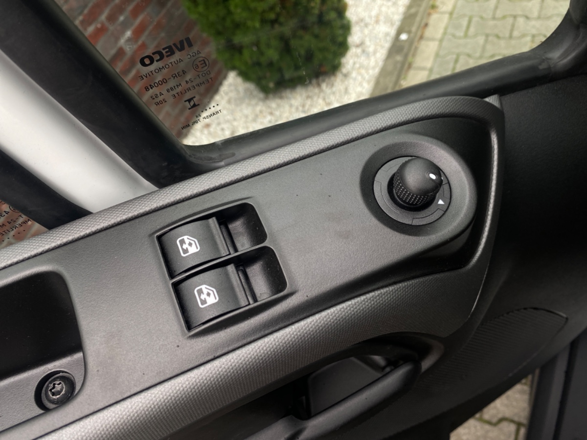 Iveco Daily 35S18 3.0L 180PK AUT | Oprijwagen | Geveerde stoel | 3,5t trekgw. | Adaptive CC | LED NAV ECC Adaptive CC | Faustmann opbouw | 1100 kg Laden
