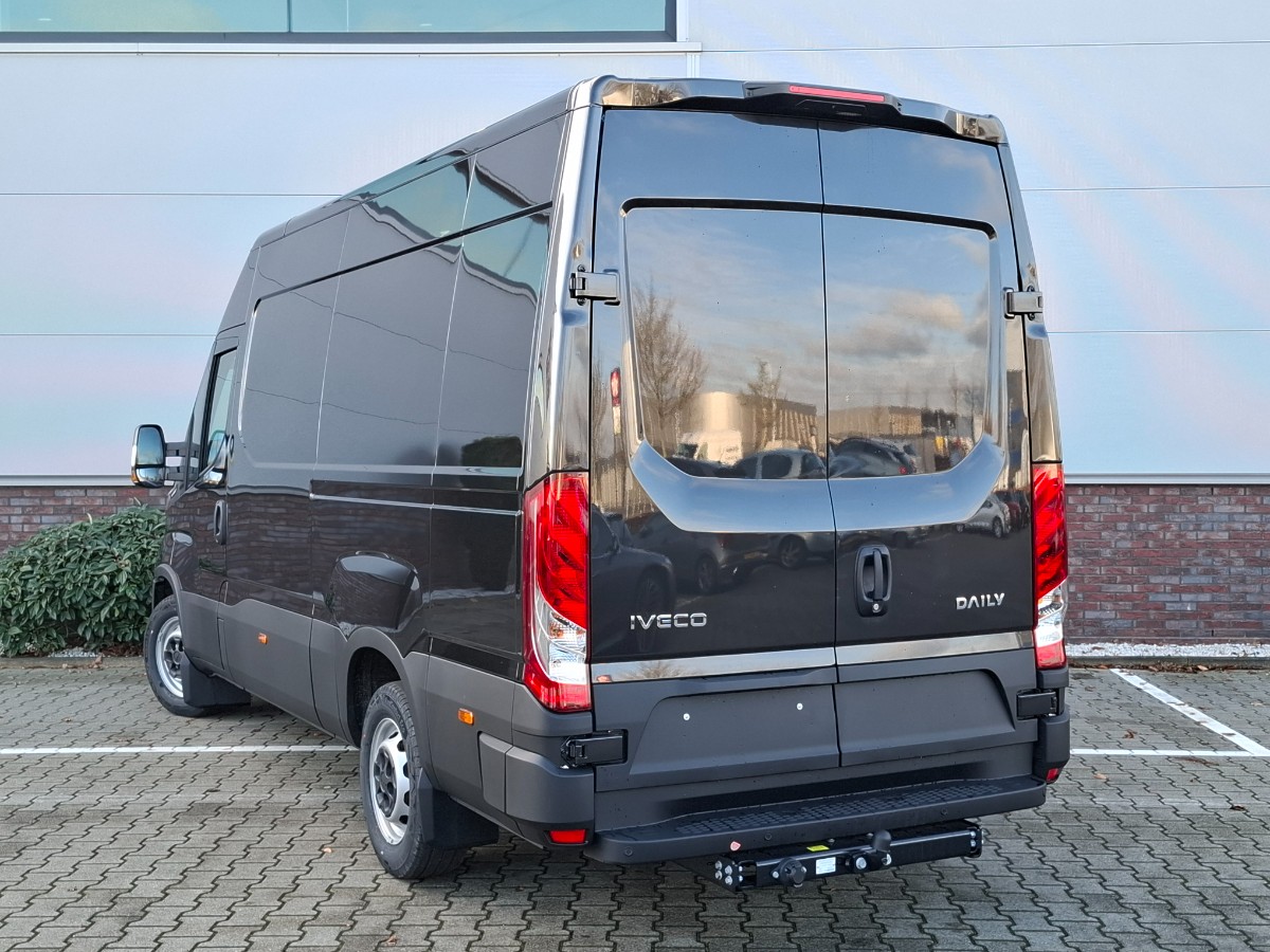 Iveco Daily NW MODEL 35S18HA8 V L2H2 | 3.0 180PK | Black met. | Navi | ECC | ACC | Gev. stoel | CAM | THK