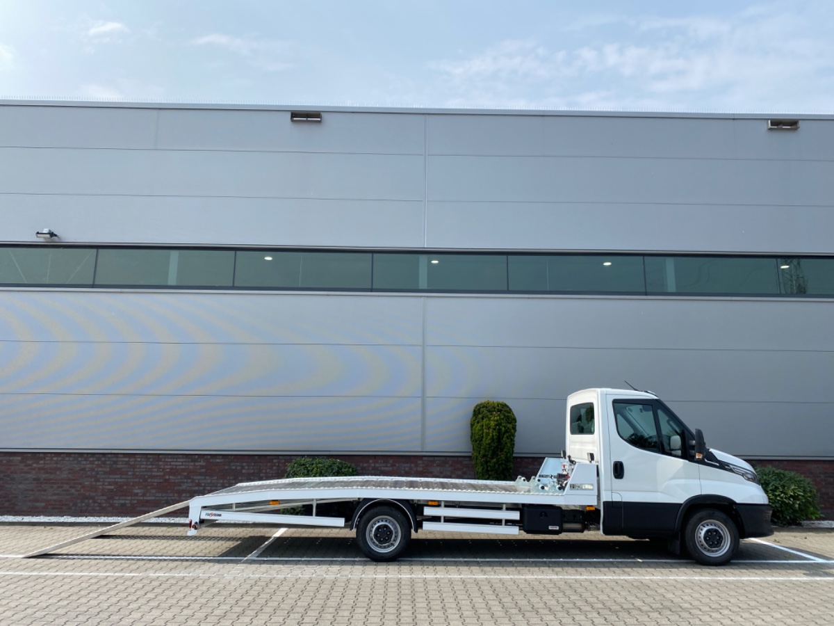 Iveco Daily 35S18 3.0L 180PK AUT | Oprijwagen | Geveerde stoel | 3.5t trekgw. | Adaptive CC | LED NAV ECC Adaptive CC | Faustmann opbouw