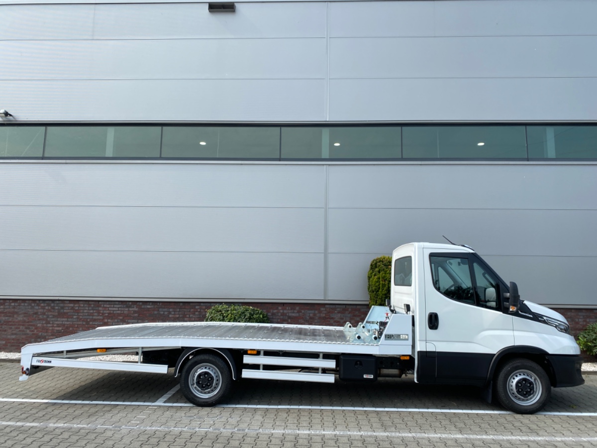 Iveco Daily 35S18 3.0L 180PK AUT | Oprijwagen | Geveerde stoel | 3,5t trekgw. | Adaptive CC | LED NAV ECC Adaptive CC | Faustmann opbouw